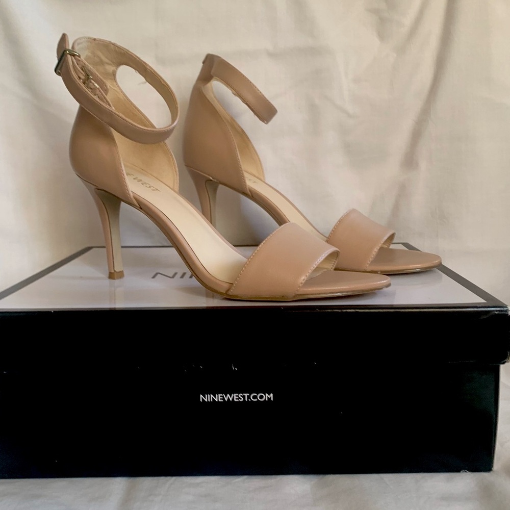 NINE WEST dress heels. Size 7.5 Adjustable Ankle strap with gold hardware.